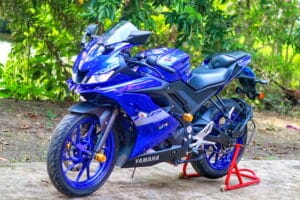 Blue-Motiur-Yamaha-r15-v3-blue-colour-side-view